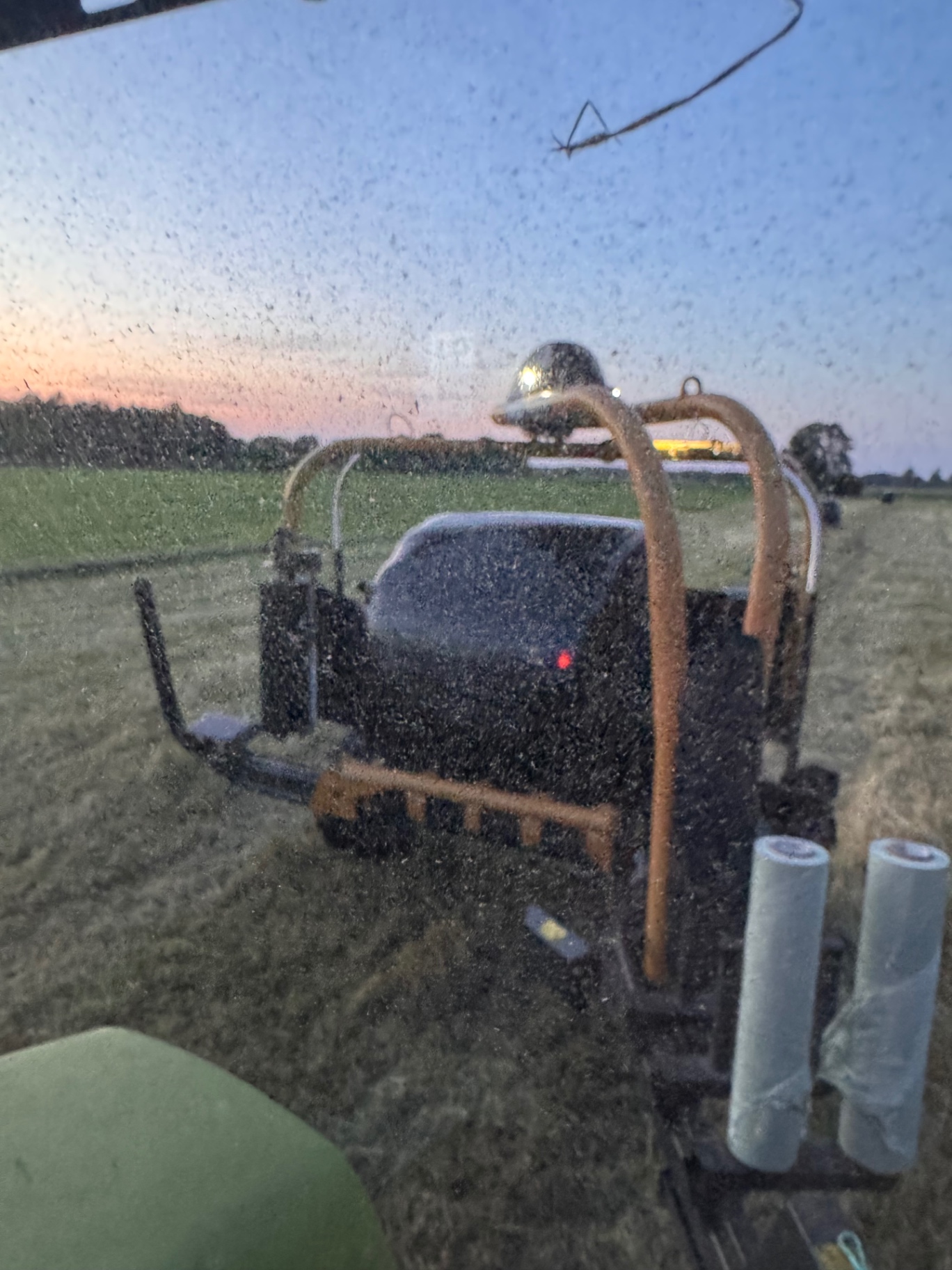 Presse und Wickler bei der Arbeit im Abendlicht